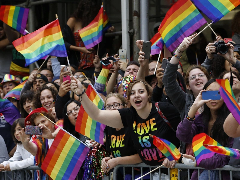 LGBT là gì? Tìm hiểu về đồng tính, song tính và chuyển giới - Nhà thuốc FPT Long Châu